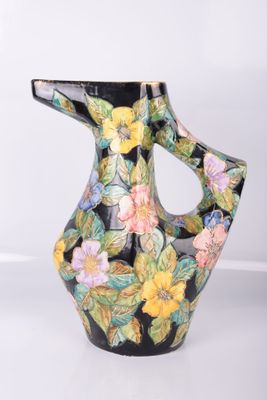 un vase noir et jaune orné de fleurs peintes