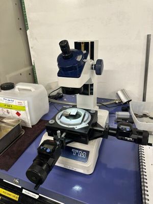 un microscope posé sur une table