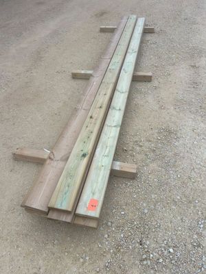 un tas de bois posé au bord de la route