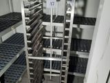 une étagère métallique portant un numéro, située dans une pièce