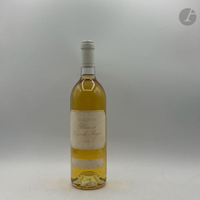 une bouteille de vin blanc vide posée sur une table blanche