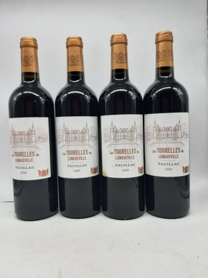 quatre bouteilles de vin sont alignées sur une table