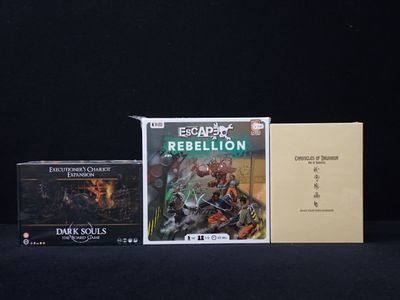 une boîte de cartes et une autre boîte de cartes posées sur une table