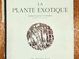 un livre posé sur une table en bois