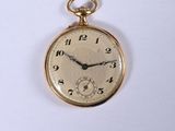 une petite montre de poche en or, attachée à une chaîne