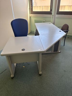 un bureau blanc avec une chaise bleue dans une pièce vide