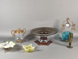 de nombreux morceaux de verre de toutes sortes posés sur une table