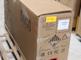 une caisse posée sur une palette dans un entrepôt