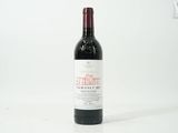 une bouteille de vin posée sur une table