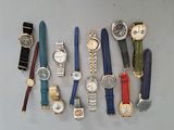 de nombreux modèles de montres disposés sur une table