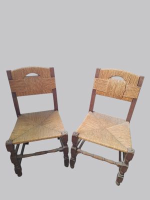 Deux chaises en bois et paille tressée, pieds tournés.