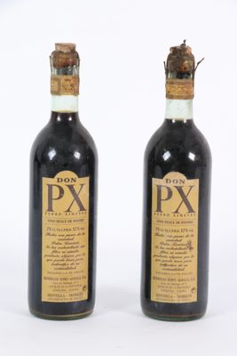 deux bouteilles de vin sont posées sur une surface blanche