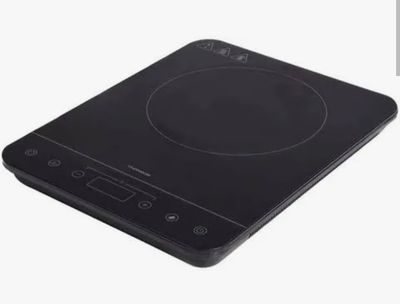 gros plan d'une table de cuisson à induction noire sur fond blanc