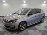 la voiture argentée est garée dans le garage sur un sol en damier