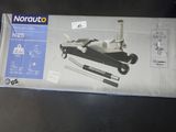 une boîte à outils posée sur une table à côté d'une bouteille d'eau