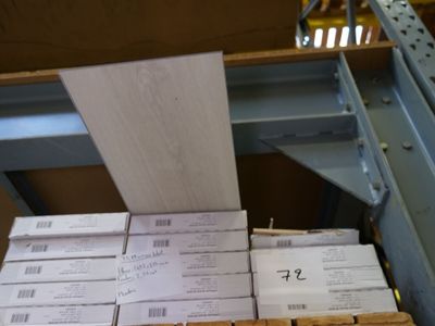 une pile de cartons posée sur une palette dans un entrepôt