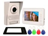 une photo représentant un interphone vidéo et un porte-clés