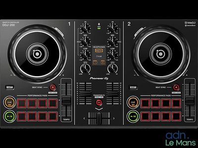On voit ici deux contrôleurs DJ, chacun doté de commandes différentes.