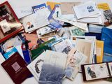 de nombreux types de cartes postales sur la table