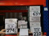 de nombreuses boîtes empilées sur une étagère dans un magasin