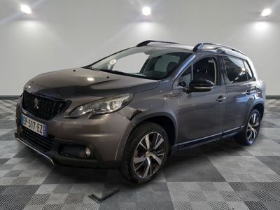 la voiture grise est garée sur un sol en damier dans le garage