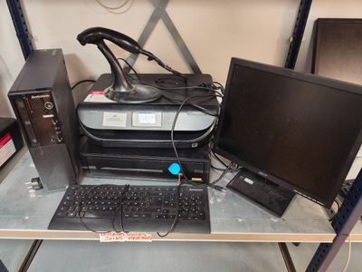 un bureau sur lequel se trouvent un ordinateur, une imprimante et un écran
