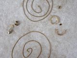 une photo d'un collier et d'une boucle d'oreille en or posés par terre