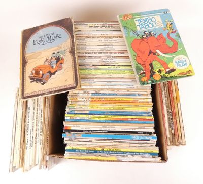 de nombreux livres pour enfants dans une boîte posée sur la table