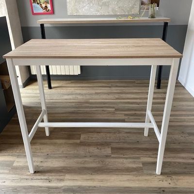 une photo d'un bureau avec un plateau en bois et des pieds blancs