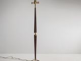 un grand lampadaire en laiton et en bois, muni d'un abat-jour noir