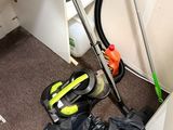 un aspirateur et un sac posés par terre dans une pièce