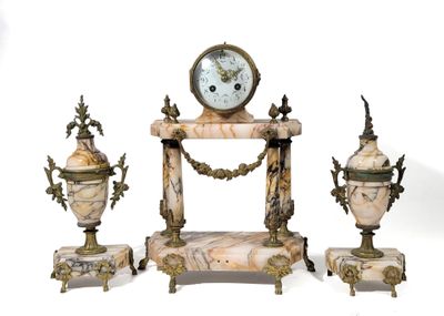 GARNITURE DE CHEMINEE de style Louis XVI en marbre et bronze…