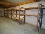 une pièce équipée d'étagères et d'échelles