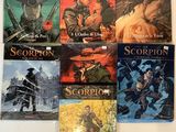 les six tomes de la série « Scorpion » posés sur une surface blanche