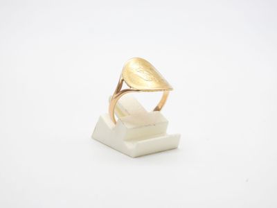 gros plan d'une bague en or sur une surface blanche