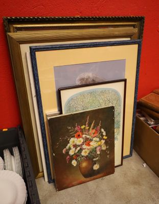 une photo d'un vase de fleurs posé sur une table, à côté d'une autre photo d'un vase de fleurs
