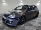 la photo d'une voiture garée dans un garage