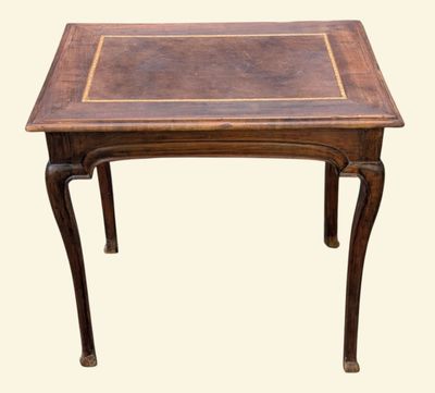 une petite table en bois avec un plateau en cuir, sur fond blanc
