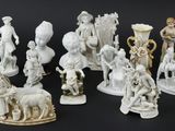 de nombreuses figurines de tailles et de formes variées disposées sur un fond noir
