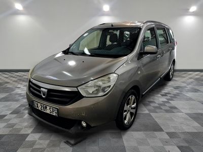 la photo d'une voiture argentée garée dans un garage