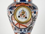 un grand vase surmonté d'une horloge