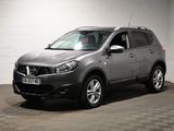 Le SUV Nissan argenté est garé dans une pièce blanche.