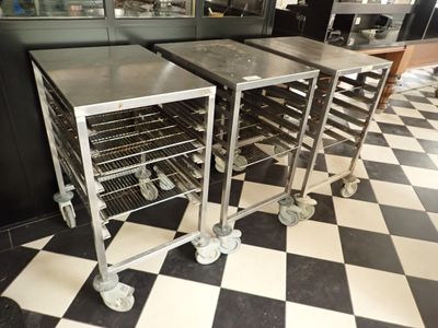 deux chariots remplis de nourriture sur un sol en damier