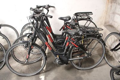 many bikes that are parked next to each other in a room