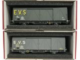 deux wagons qui se trouvent dans un box