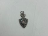 un petit pendentif en argent orné d'une pierre bleue au centre