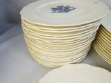 plusieurs assiettes empilées sur une table