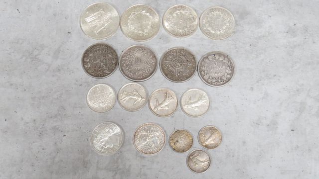 2 x 50 francs argent Hercule, 1974 et 1977 ; 2 x 10 francs argent...