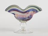 un vase en verre avec un tourbillon multicolore à l'intérieur