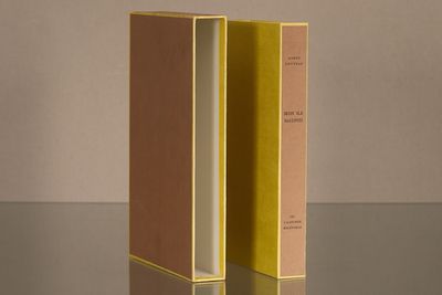 deux livres posés l'un à côté de l'autre sur une table